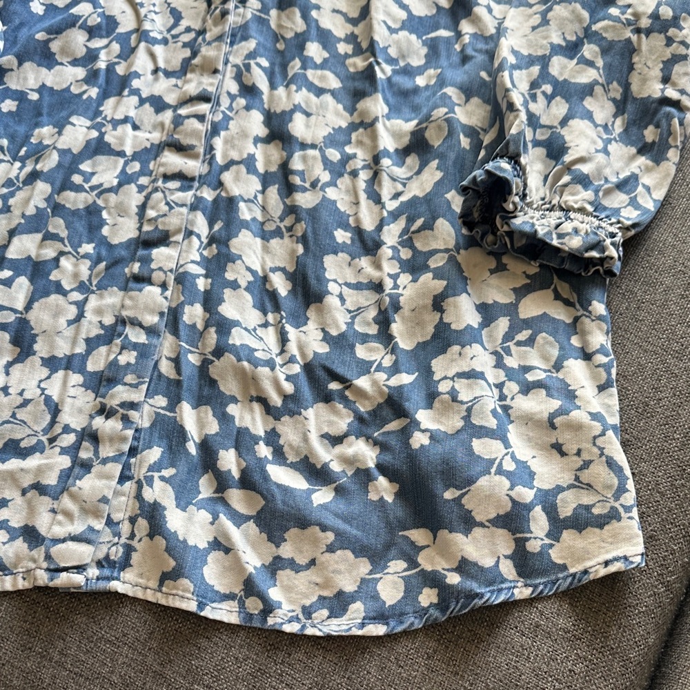 Intro. Blue and White Floral Blouse - Picture 6 of 8